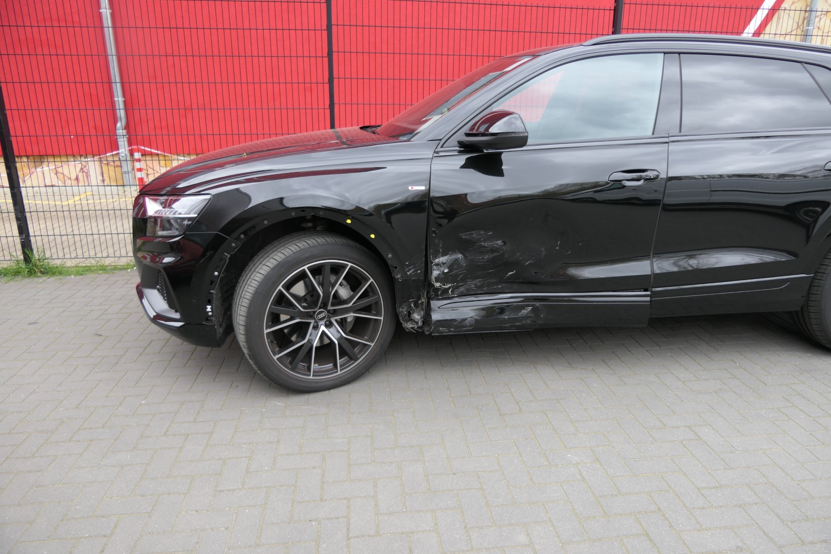 Beschädigtes schwarzes Auto, Beifahrerseite eingedellt
