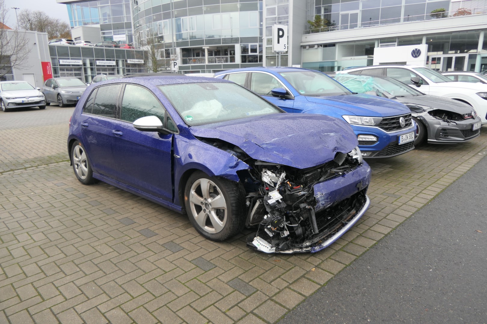 Unfallwagen auf Parkplatz