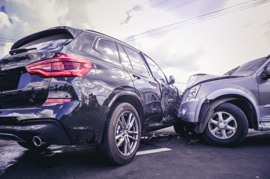 Autounfall zwischen einem schwarzen SUV und einem silbernen Auto