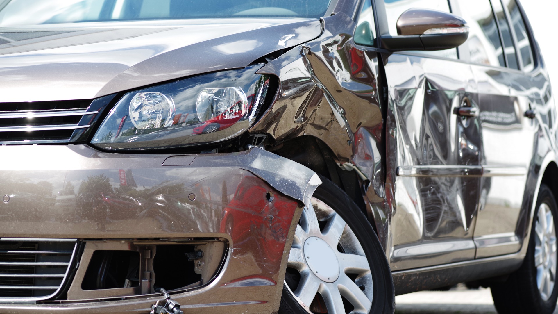 Silberner Unfallwagen eines Autounfalls