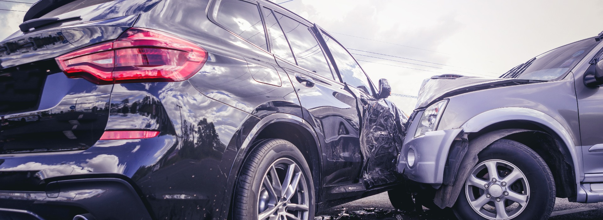 Autounfall – ein gefährlicher Unfall auf der Straße.