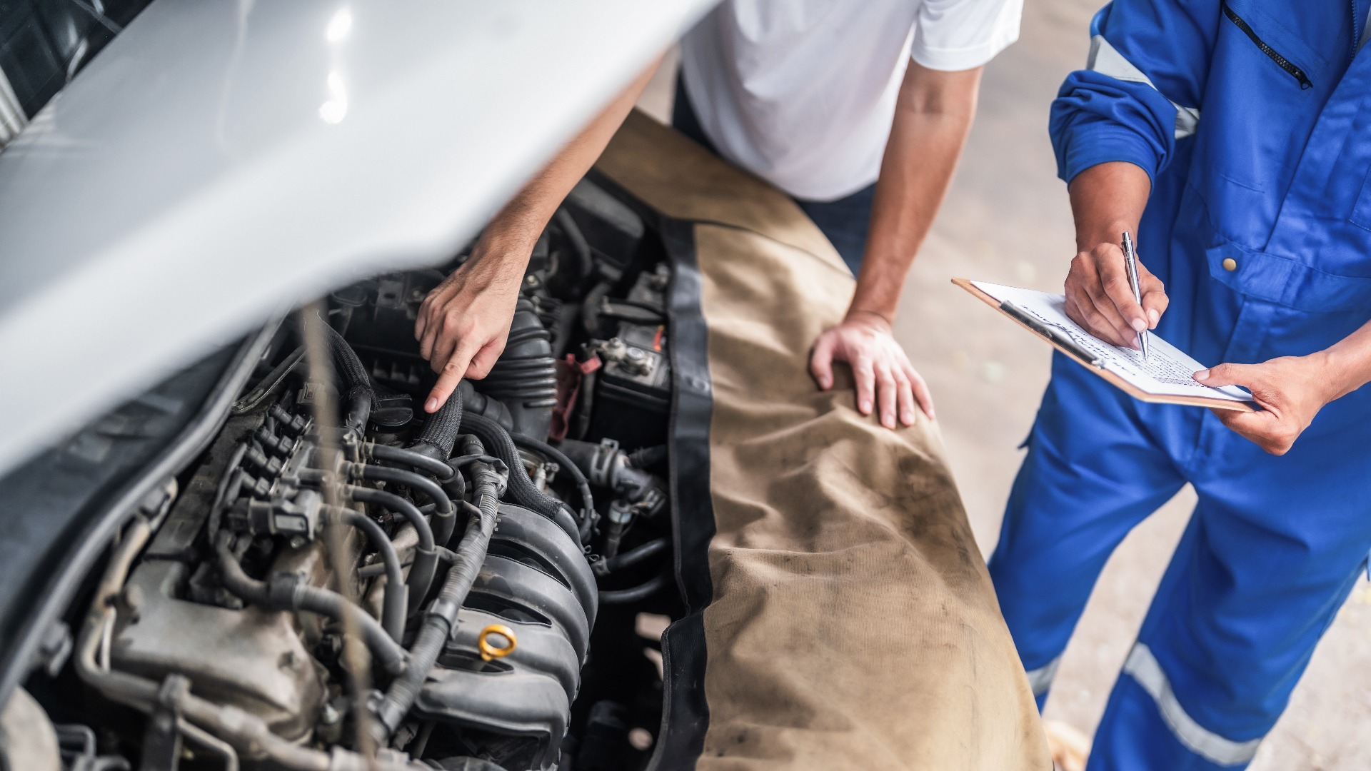 Fachmechaniker, leitender Ingenieur für die Reparatur von Benzinfahrzeugen in der Werkstatt.